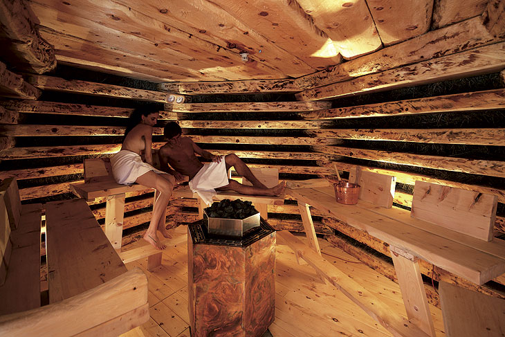entspannendes Saunaerlebnis in der igluförmigen Heusauna - Tirler Dolomites Living Hotel 